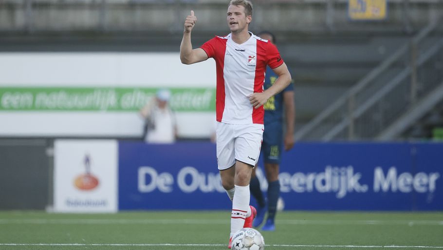 Nikolai Laursen spiller i hollandske FC Emmen, som er havnet i en penibel sag, hvor klubbens nye trøjesponsor ikke må være på trøjen. Foto: Erwin Otten/Soccrates/Getty Images