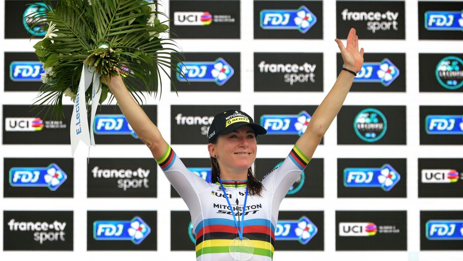 Verdensmester Annemiek van Vleuten var både indehaver af den lyserøde førertrøje i Giro Rosa og verdensmestertrøjen, da hun torsdag styrtede. Foto: Stuart Franklin/Reuters
