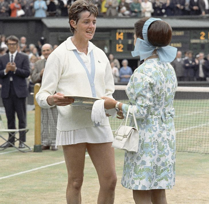 Margaret Court vandt alle fire Grand Slam-turneringer i 1970. Her overrækker prinsesse Margaret hende beviset på hendes sejr i Wimbledon. Foto: Laurence Harris/AP/Ritzau Scanpix