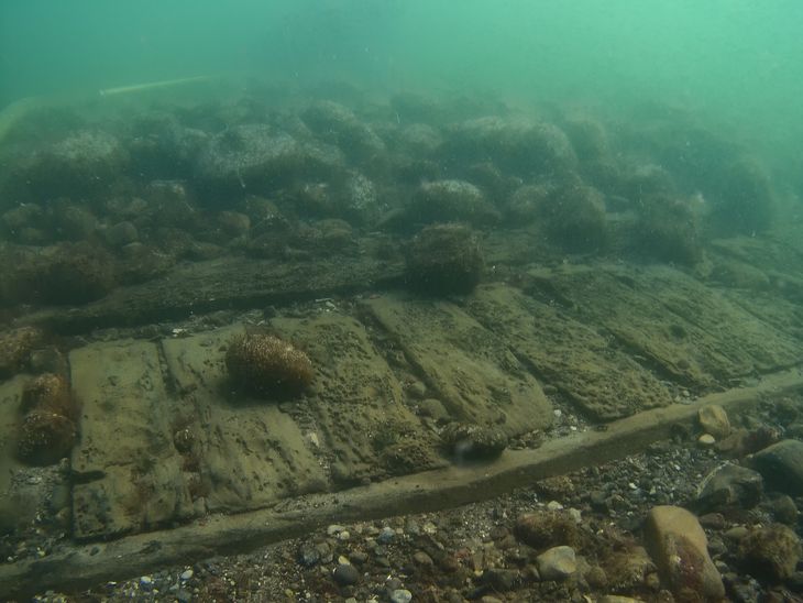 Her et billede af skibsvraget. Det ligger ligger på bare 3,5 meters vand ud for Lollands sydkyst ud for Lalandia. Foto: Morten Johansen / Vikingeskibsmuseet i Roskilde