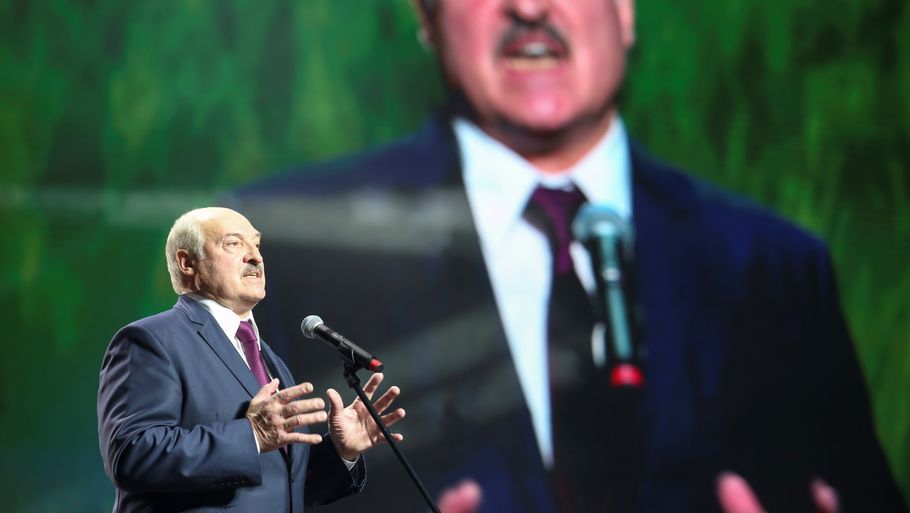 Blandt andet EU-Parlamentets største gruppe har krævet Hvideruslands præsident, Aleksandr Lukasjenko, på liste med sanktioner, hvilket EU-landene foreløbigt ikke har ønsket. Spørgsmålet er, om EU-landene overhovedet kan blive enige om sanktioner. Et land blokerer processen. Foto: Tut.by/Reuters