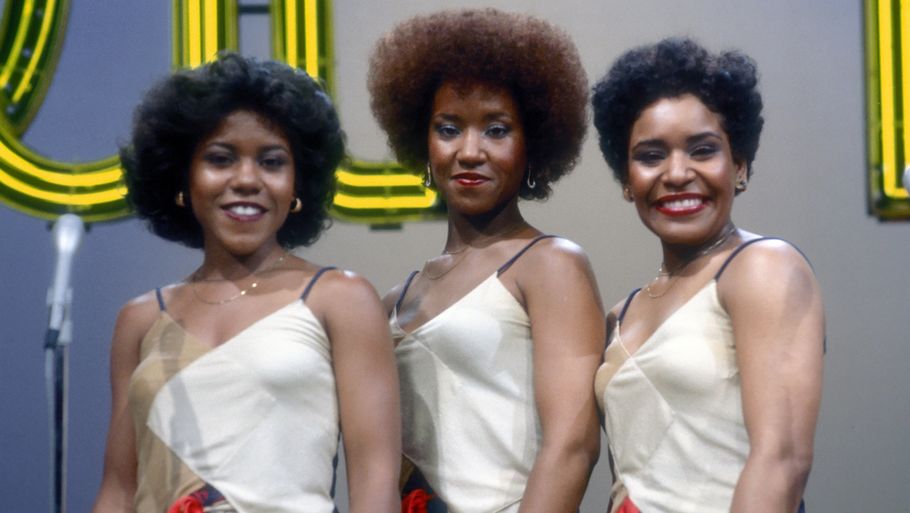 Pamela Hutchinson (til venstre) sammen med søstrene Wanda og Sheila. Foto: Michael Ochs Archives/Getty Images