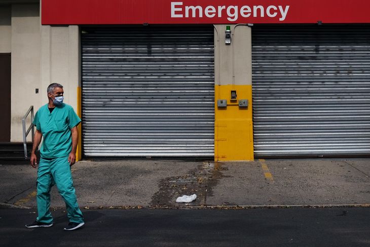 En ansat i sundhedsvæsnet foran et hospital i New York-bydelen Brooklyn, hvor man i krisen begyndelse så store antal af smittede. Foto: Spencer Platt/Ritzau Scanpix