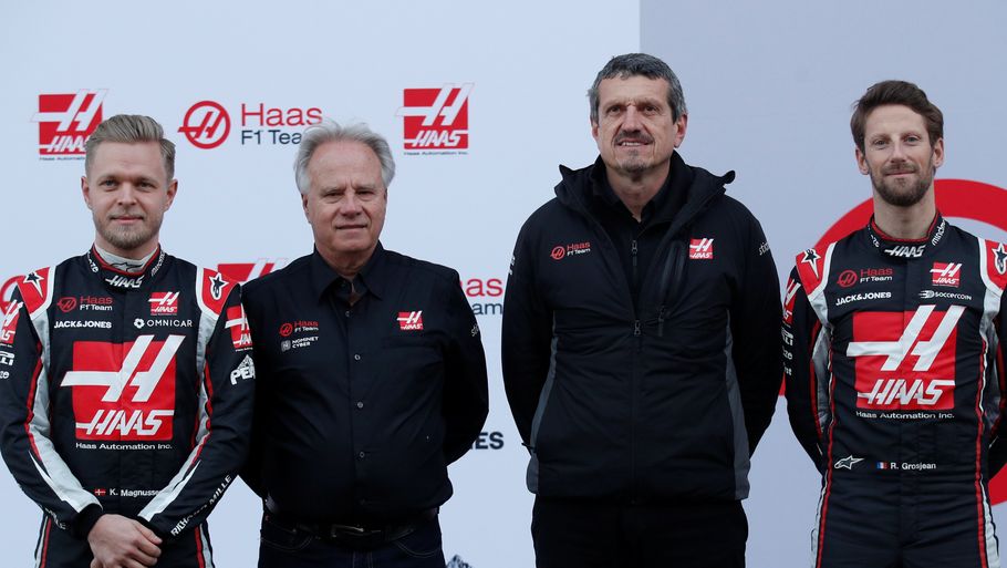 Günther Steiner (nummer tre fra venstre) forventer, at Haas fortsat vil have det vanskeligt i de kommende grandprixer. Foto: Albert Gea/Reuters