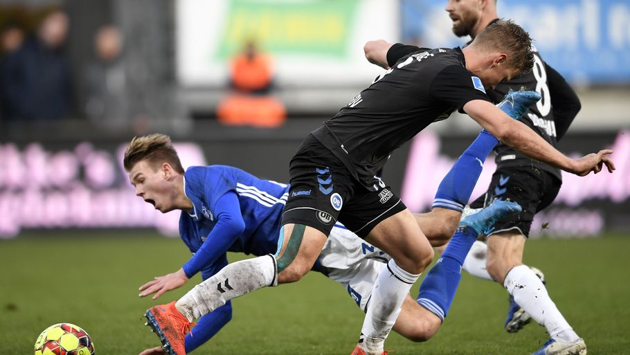 Lyngbys Emil Kornvig (blå trøje) har endnu ikke været på banen i Superligaen i denne sæson. Nu må han vente lidt længere. Foto: Lars Møller/Ritzau Scanpix