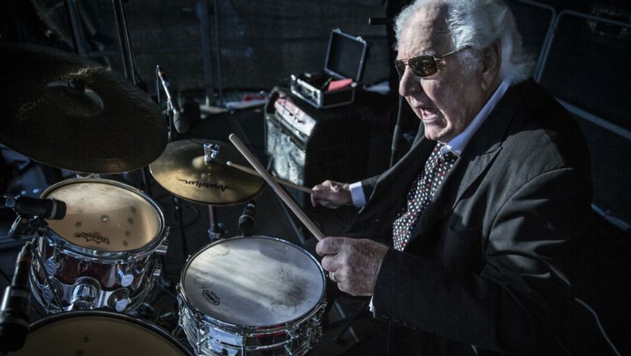 W.S. 'Fluke' Holland i aktion - Johnny Cash gav sin mangeårige trommeslager kælenavnet 'Father of the Drums'. Foto: wsflukeholland.com