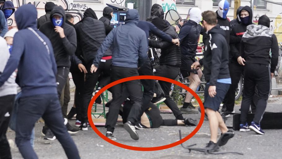 Den 16-årige ligger på gaden, mens en flok FCK-fans sparker og tramper på ham. Foreløbig er 15 FCK´ere varetægtsfængslet i sagen. Foto: Ekstra Bladet