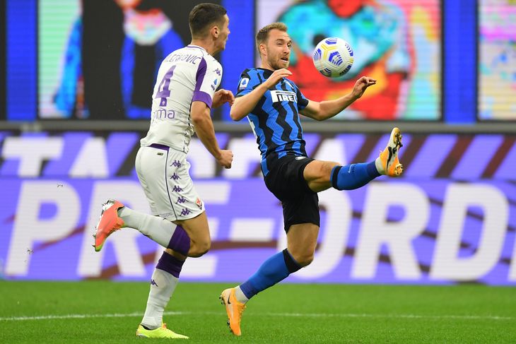 Inter havde Christian Eriksen (til højre) med fra start, da holdet lørdag åbnede sæsonen i Serie A med en 4-3-sejr hjemme over Fiorentina. Foto: Daniele Mascolo/Reuters
