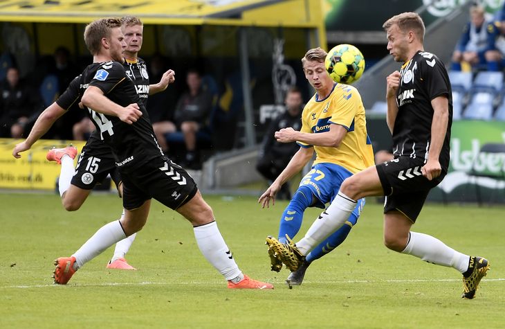 Simon Hedlund scorede til 2-0 kort før pausen mod Horsens. Foto: Lars Poulsen.