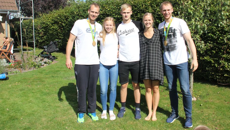 Henrik, Jeanette, Allan, Majbritt og René Toft Hansen foreviget i Flensburg efter OL-guldet i Rio i 2016. (Privatfoto)