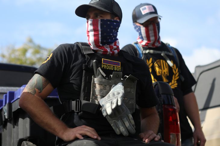 To medlemmer af gruppen Proud Boys, der er defineret som en racistisk hadgruppe, mødte i weekenden sammen med flere hundrede andre op i Portland i delstaten Oregon. Foto:Jim Urquhart/Reuters