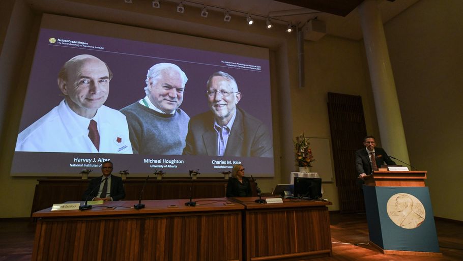 De tre forskere Harvey J. Alter, Charles M. Rice og Michael Houghton blev i dag udpeget som modtagere af Nobelprisen i medicin for deres arbejde med hepatitis C-virusset. Foto: Jonathan Nackstrand/Ritzau Scanpix