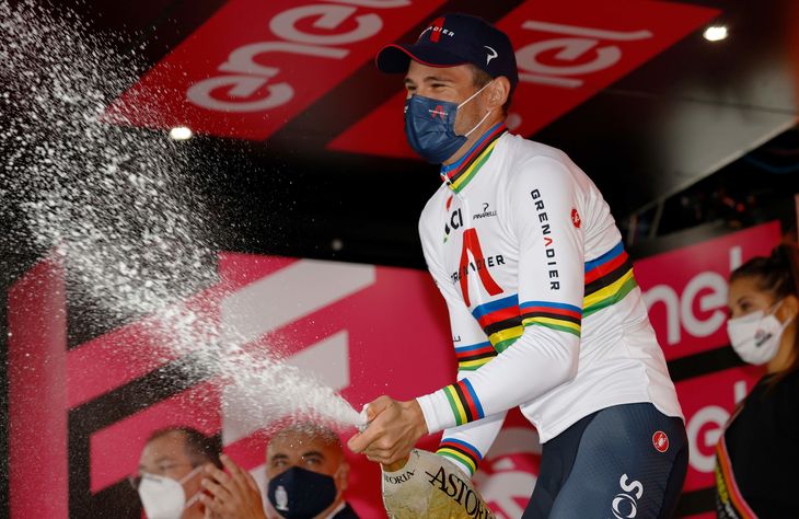 Ingen over og ingen ved siden af. Filippo Ganna (Ineos Grenadiers) tog sin tredje etapesejr i årets Giro d'Italia - og den anden på enkeltstart. Mod uret er verdensmesteren urørlig for tiden. Foto: Luca Bettini/Ritzau Scanpix