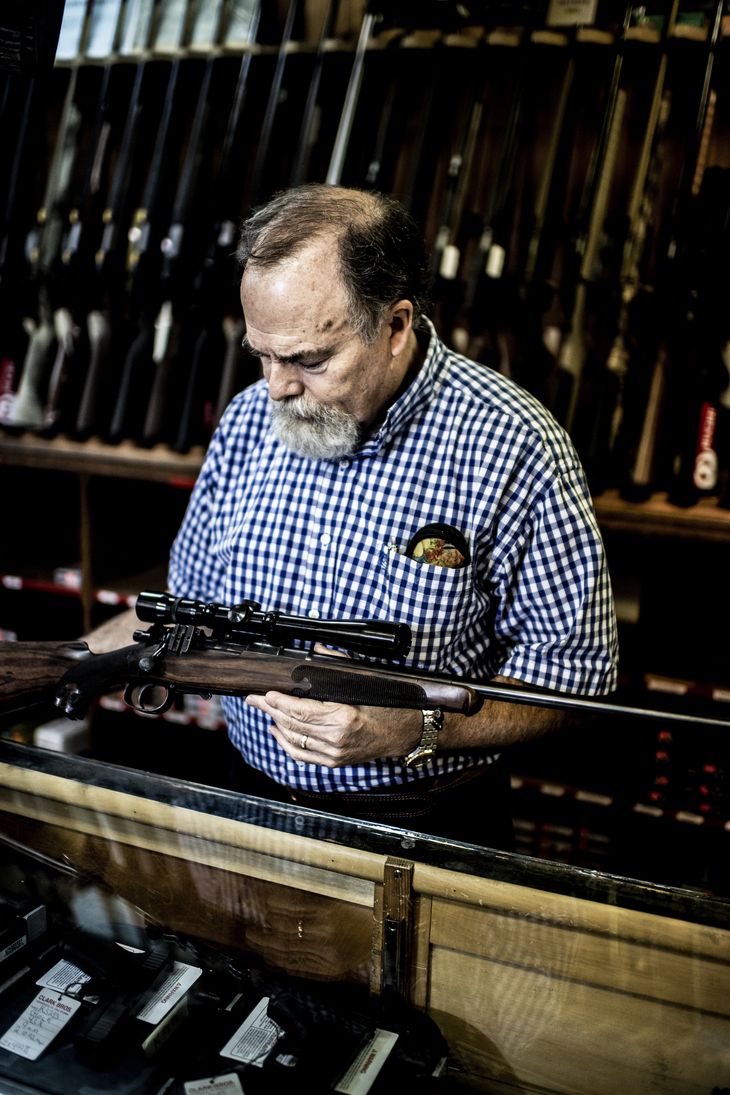 Steve Clark inspicerer en riffel, som han skal sælge i våbenbutikken 75 km. fra Washington. Foto: Anthon Unger
