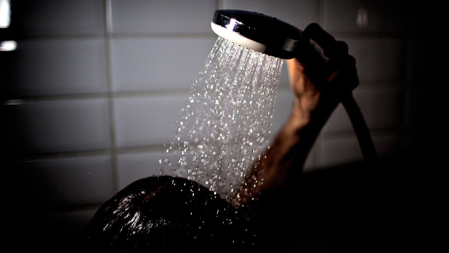 Med en gennemsnitlig vandpris koster et brusebad pr. minut mellem 0,42 og 2,20 kr. Prisen afhænger bl.a. af, om du tager et koldt eller varmt brusebad, og om du har en sparebruser eller en almindelig bruser. Foto: Per Folkver/Ritzau Scanpix