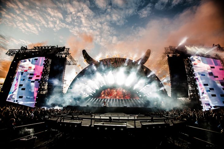 AC/DC detonerede foran 55.000 rockfans på Dyrskuepladsen i Roskilde i sommeren 2015. Foto: Per Lange