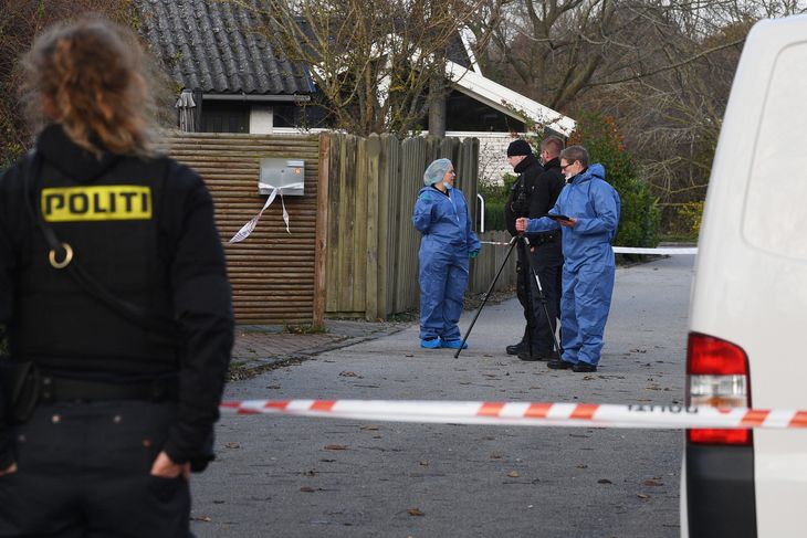Teknikere ved huset i Frederikssund, efter Gotthard blev anholdt. Foto: Kenneth Meyer