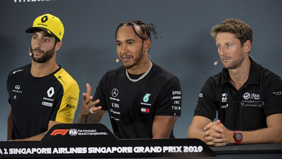 Tre kørere, der markerer sig blandt årets bedste blandt kollegerne, Daniel Ricciardo, Lewis Hamilton og Romain Grosjean. Foto: Roslan Rahman/AFP/Ritzau Scanpix