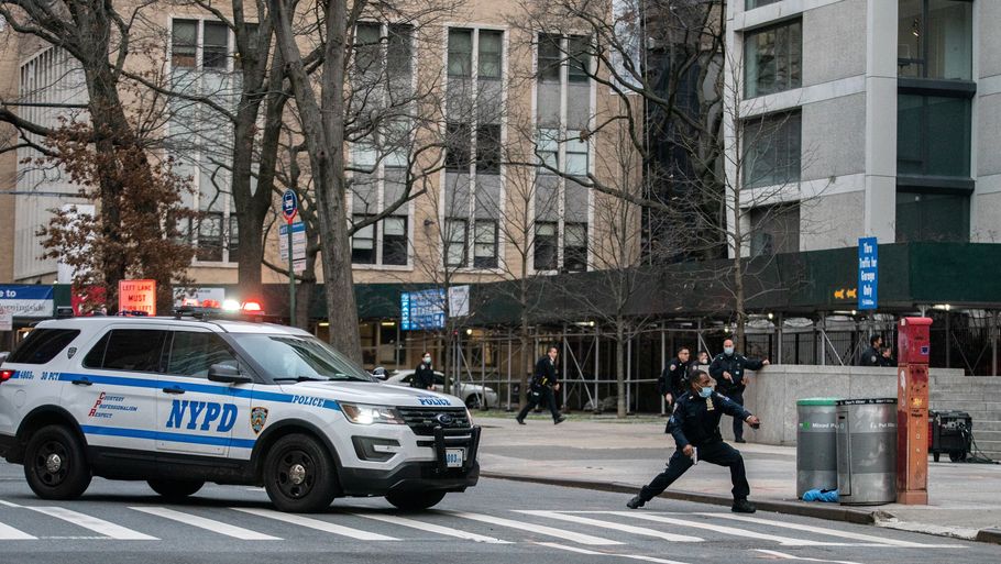 I 2020 blev politiet i New York City kaldt ud til 1531 skudepisoder på tværs af de fem bydele. På billedet her er politiet kaldt ud til et skyderi ved en katedral på Manhattan i midten af december. Foto: Jeenah Moon/Reuters