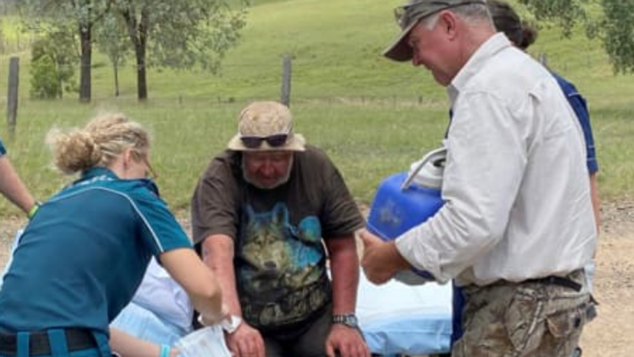 Her får 58-årige Robert hjælp af en læge kort efter, at han blev fundet i live. Foto: Queensland Police