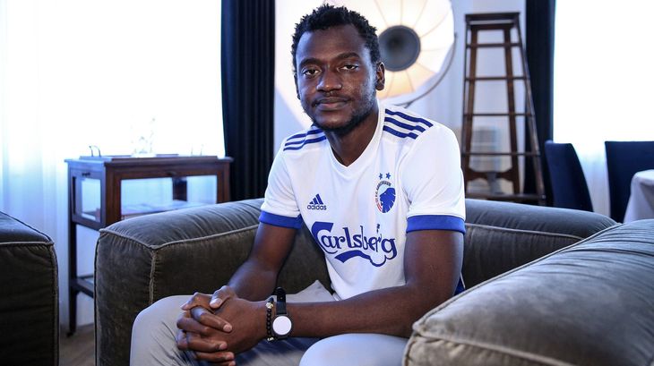 Mustapha Bundu er ny mand i FCK-trøjen. Kærestens far kommenterer kampene. Foto: FCK.dk