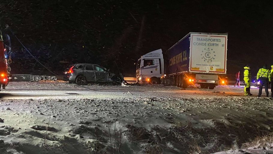 Sønderjyske Motorvej: En lastvogn stod på tværs og spærrede anden vognbane, da den blev påkørt af en personbil. Føreren af personbilen lettere tilskadekommen, oplyser Sydjyllands Politi på Twitter. Foto: Øxenholt Foto