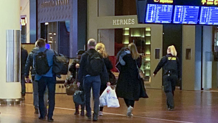 Den norske kvinde eskorteret gennem Kastrup Lufthavn af politi. Hun blev anholdt, da hun landede i Oslo. Foto: Roger Sevrin Bruland/NRK/Ritzau Scanpix