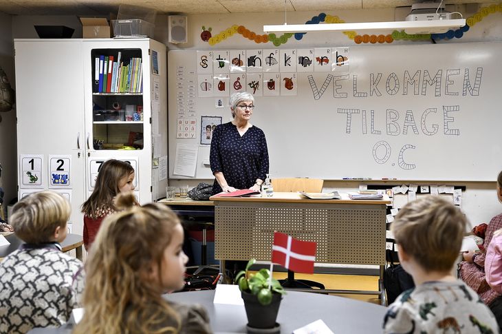Klasselærer Kirsten Stranddorf byder 0. C velkommen tilbage mandag morgen på Engdalskolen i Brabrand ved Aarhus. Foto Ernst van Norde