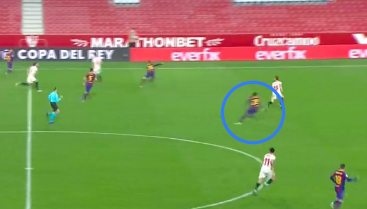 Umtiti forsøger at trække Rakitic i offside, men er ikke opmærksom på Jordi Albas position (nederst i billedet).