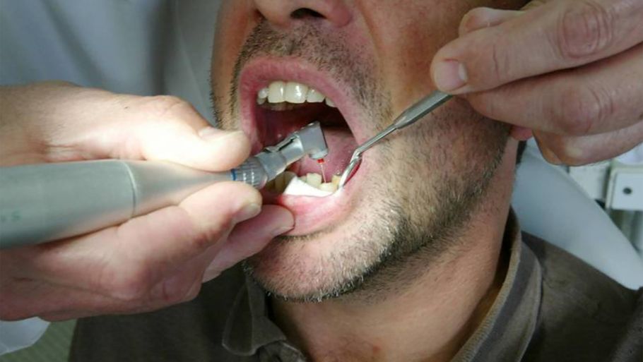 Gennem de seneste 20 år er priserne hos tandlægerne i Danmark stukket af. Arkivfoto: Colourbox