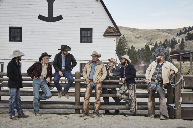 Kevin Costner som John Dutton flankeret af sit cowboy-crew. Pr-foto
