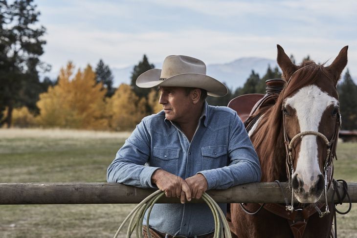 Kevin Costner under et roligt øjeblik i 'Yellowstone'. Pr-foto
