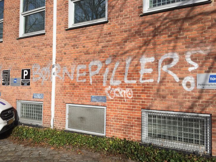 Denne grafitti er rettet imod den sigtede. Den var skrevet ved en sjællandsk arrest. Privatfoto