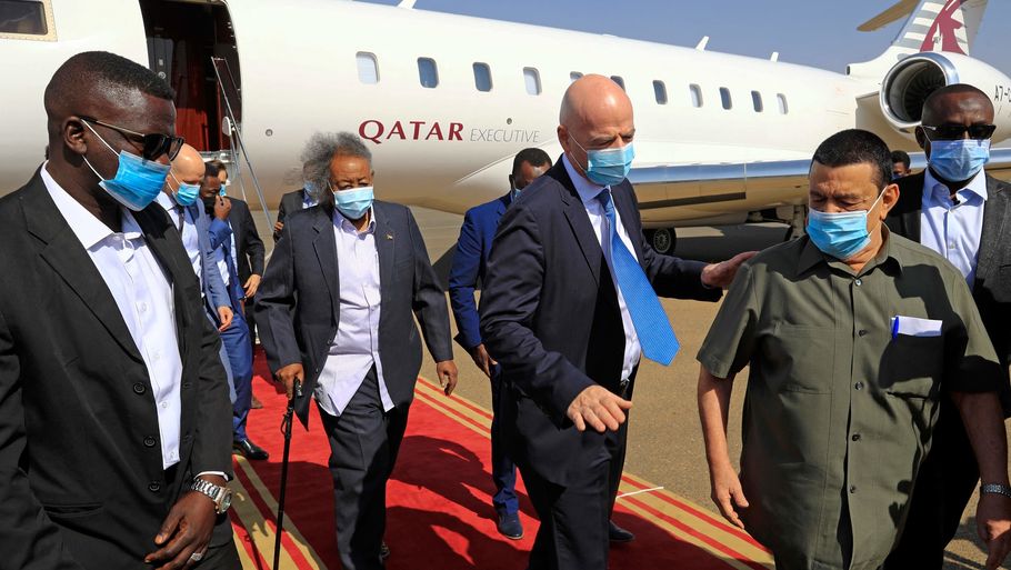 Infantino elsker at flyve i private jetfly. Her er han netop trådt ud af et fly, som Qatar stillede til rådighed for ham under en rejse til Sudan. Foto: Ritzau Scanpix