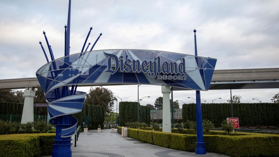 Dørene til Californiens forlystelsesparker som Disneyland har været lukket i månedsvis på grund af coronapandemien. De kan muligvis genåbne igen fra april. Foto: Mike Blake/Reuters