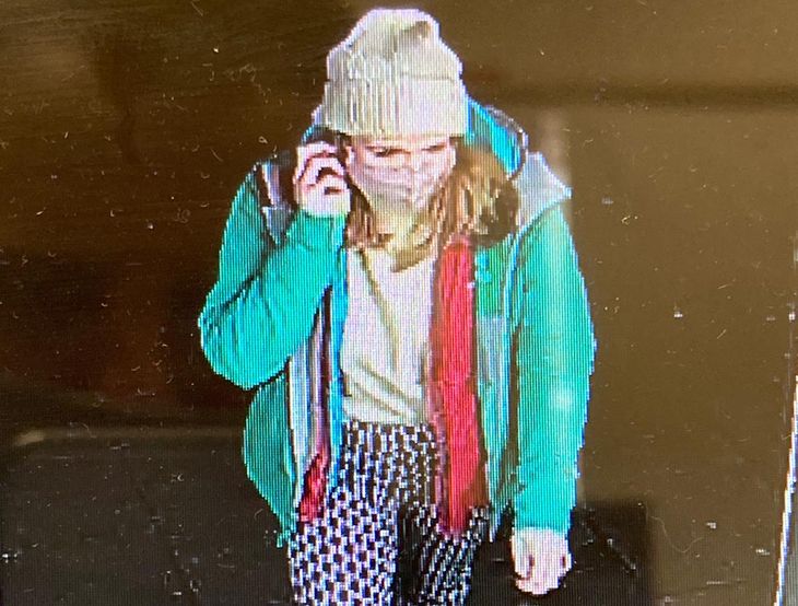Overvågningsbilleder viser britiske Sarah Everard på vej hjem fra en veninde 3. marts. Nogle dage senere blev hendes lig fundet i et skovområde. Foto: Metropolitan Police/AFP/Ritzau Scanpix