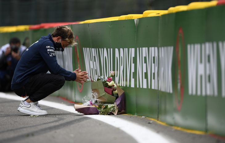 Et år efter ulykken kom Pierre Gasly tilbage til banen i Belgien og mindedes sin ven. Foto: Rudy Carezzevoli/Getty Images