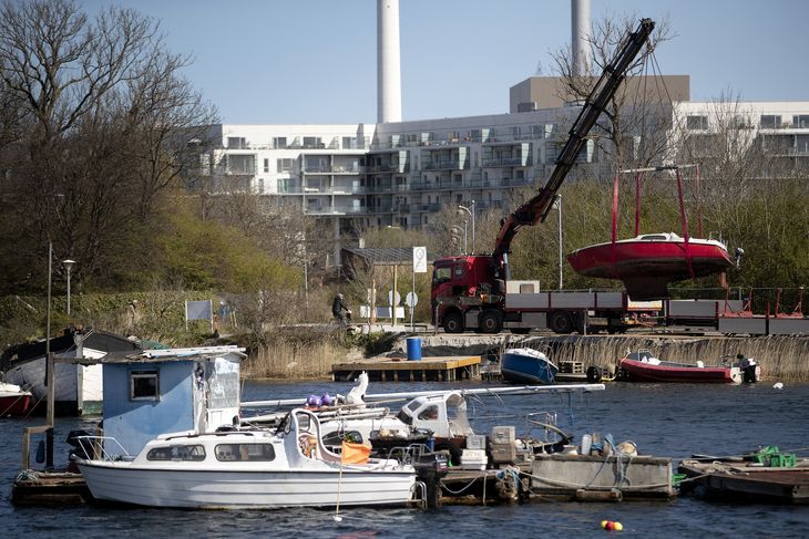 Siden 2006 er området Erdkehlgraven langs Refshalevej og Christiania blevet fyldt med over 100 skibsvrag og selvbyggerbåde, som nu fjernes. Området kaldes Fredens Havn.  Foto: Peter Hove Olesen