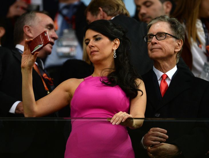 John W. Henrik (t.h), der ses sammen med sin kone Linda, købte Liverpool i 2010 for 300 millioner pund. Nu har investorer budt 3,2 milliarder pund. Foto: Patrick Seeger/Ritzau Scanpix