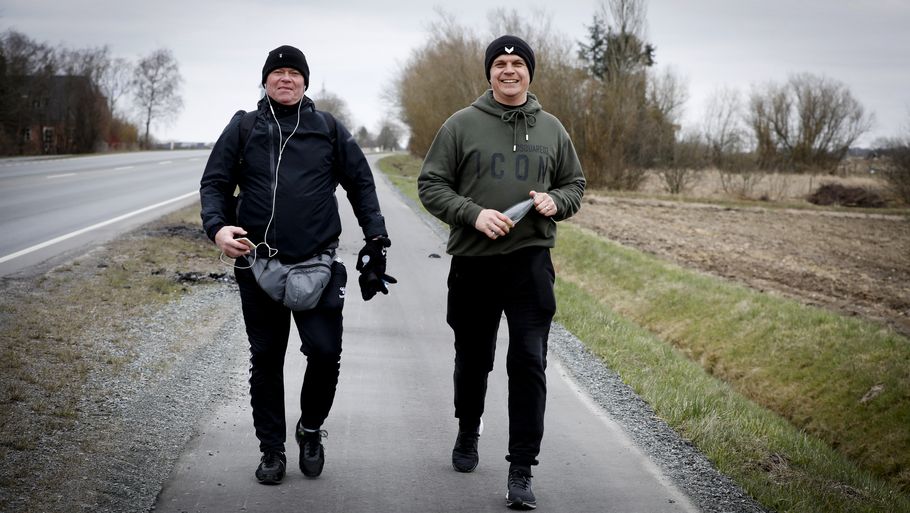 Rigtig mange danskere er opsat på at ramme de 10.000 daglige skridt. Nu afslører en ny undersøgelse, hvor mange skridt man skal gå for nemmest at opnå det maksimale sundhedsudbytte. Her er det fodboldlegenderne Stig Tøfting og Jesper Grønkjær, der har snøret vandreskoene. Foto: Anders Brohus