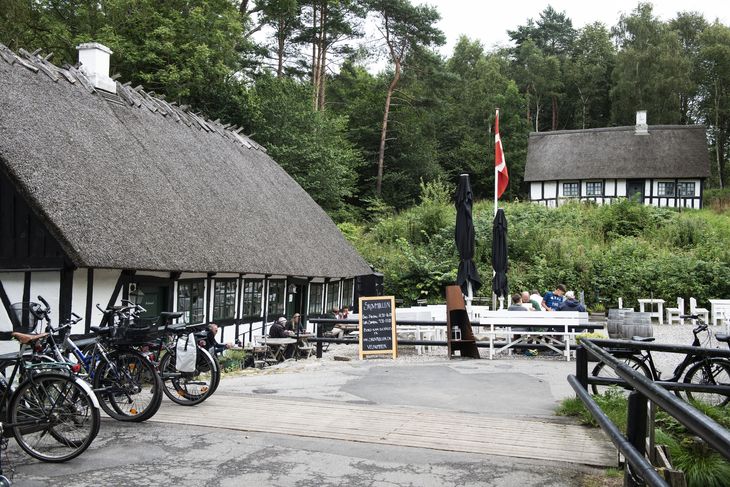 Der er servering både ude og inde og Restaurant Skovmøllen huser ud over 'almindelige' gæster også selskaber og salg ud af huset. Foto Christian Lykking