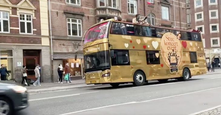 Det er denne bus, Peter Bindner har fået 12 millioner skattekroner for at køre otte ture rundt i de største danske byer. Foto: Nikolai Høier