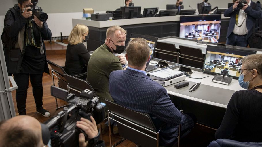 Den danske mand (med ryggen til i nålestribet jakkesæt) har ikke været anholdt i sagen, men mødte frivilligt op til retssagen i Finland, hvor han altså nu er blevet frifundet. Foto: Roni Lethi/AFP