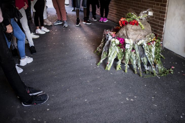 Blomster på gerningsstedet, hvor en 19-årig blev dræbt. Foto: Tim Kildeborg Jensen