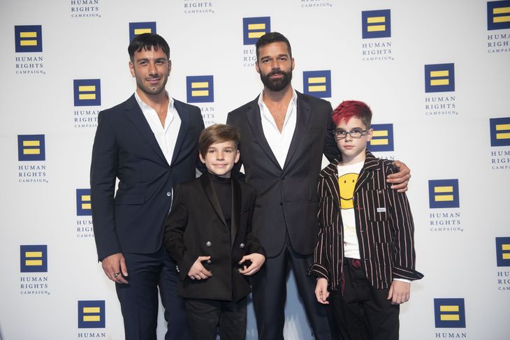 Ricky Martin med sin mand Jwan Yosef og to af deres i alt fire børn. Foto: Kevin Wolf/Ritzau Scanpix