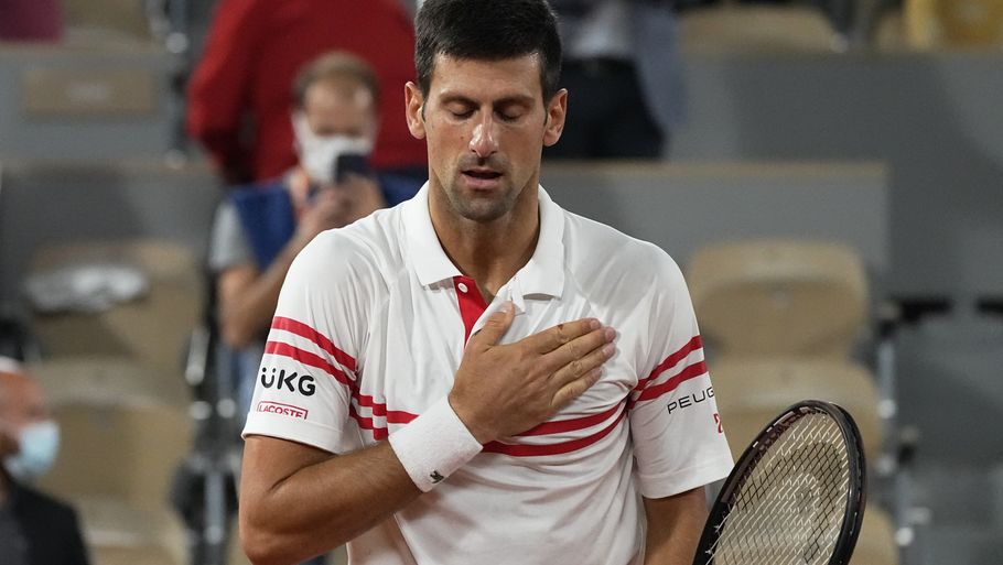 Djokovic lægger hånden på hjertet efter sin sejr mod spanske Rafael Nadal. Foto: Michel Euler/Ritzau Scanpix