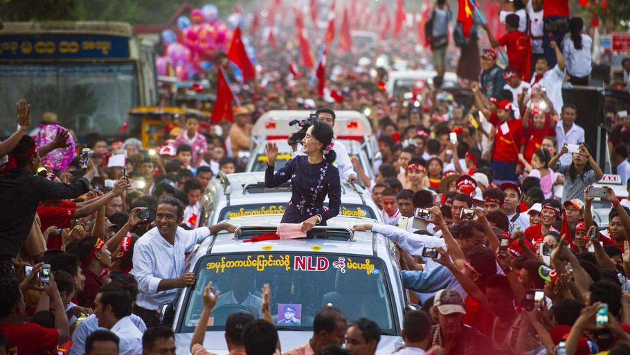 Aung Sang Suu Kyi har i årevis været et ikon som demokratiforkæmper i Myanmar. Hun blev afsat som landets folkevalgte leder af militæret, da det 1. februar overtog magten i landet, og tiltalt for en række lovovertrædelser. Mandag skal der afgives vidneforklaringer i en af flere retssager mod hende.  
Arkivfoto er fra en valgkampagne i 2015. Foto: Str/Ritzau Scanpix