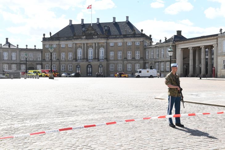 Mistænkeligt Forhold Politi Afspærrede Område Ved Amalienborg Ekstra Bladet 