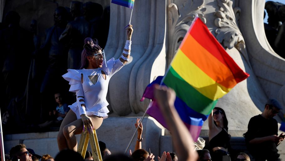 Demonstranter gik mandag på gaden i Budapest for at demonstrere mod Orbans seneste LGBT-lov. Foto: Marton Monus/Reuters