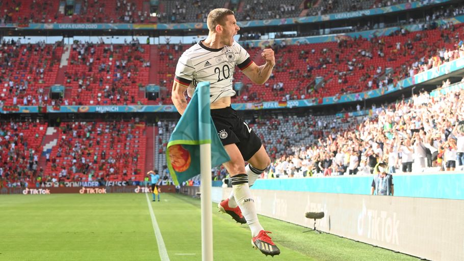 Tysklands forsvarsspiller Robin Gosens fejrer en scoring mod Portugal lørdag aften. Foto: Christof Stache/Ritzau Scanpix